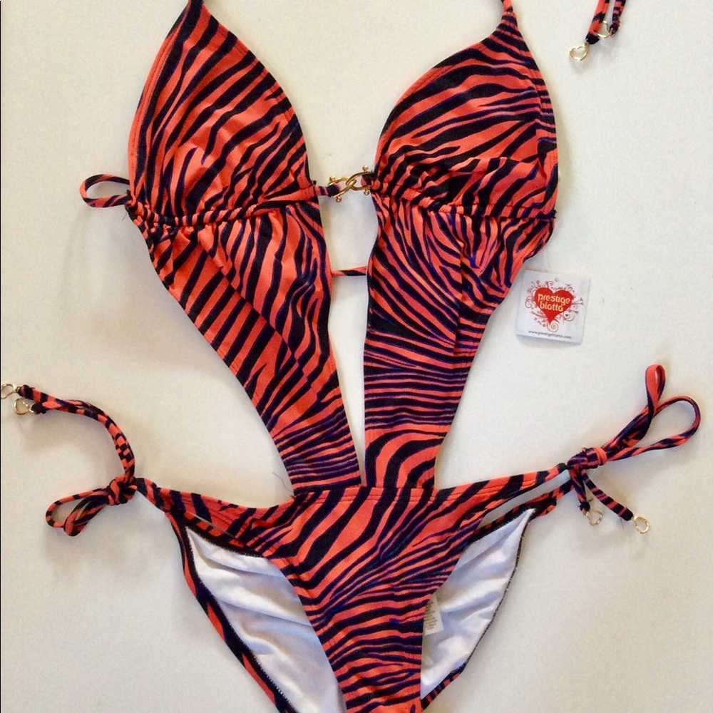 💥2xHP 💥 Just in Woman’s cut out bathing suit coral zebra